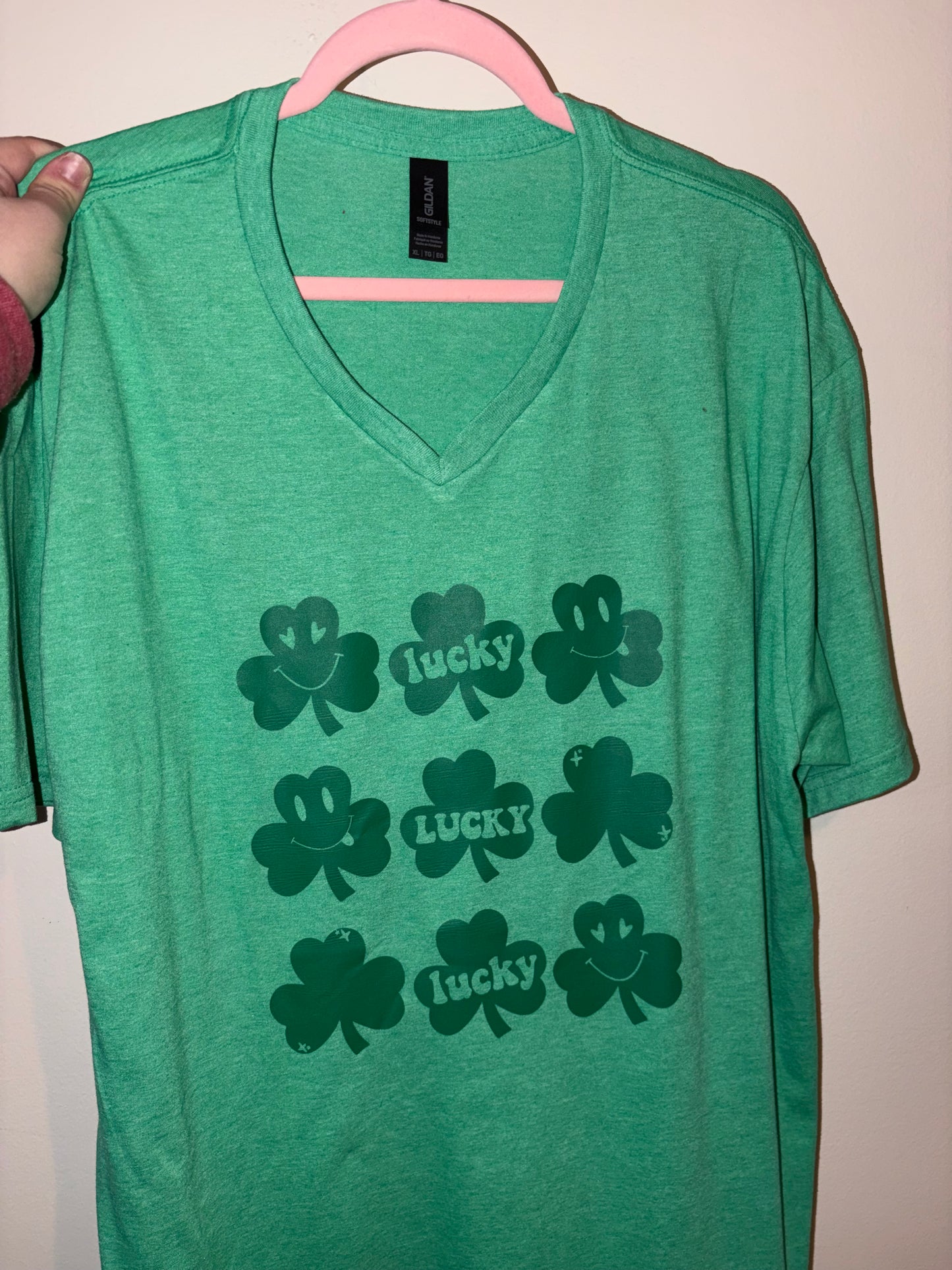 Lucky Shamrocks V-Neck XL